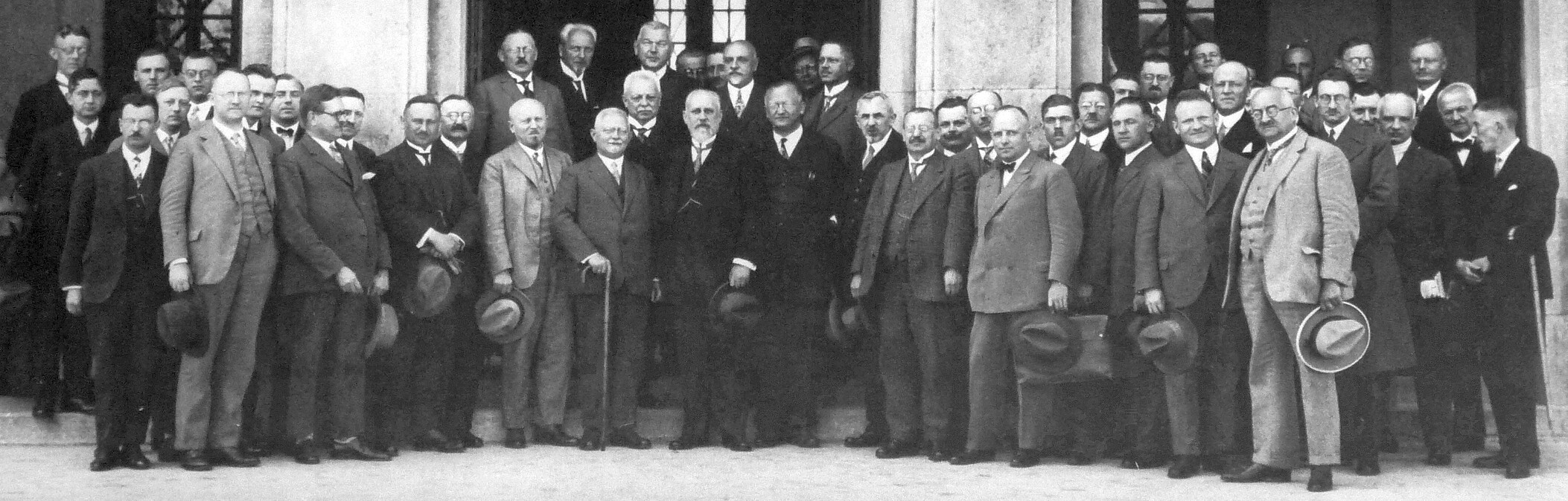 Wiener-Tagung 1928 Mitglieder der VHB-Tagung 1928 in Wien posieren für ein Gruppenfoto